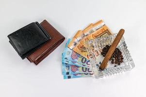 20 en 50 euro bankbiljetten en portemonnee en sigaar foto