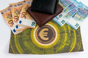 Bankbiljetten van 20 en 50 euro met valutasymbool en portemonnee foto