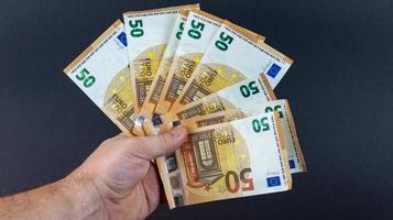 man met bankbiljetten van 50 euro foto