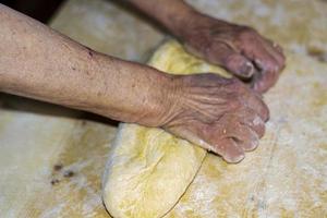 grootmoeder die zelfgemaakte pasta maakt