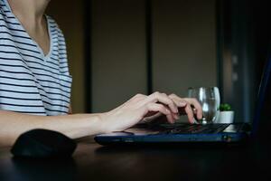 vrouw werken van een afstand Bij huis kantoor met laptop foto