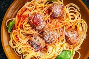 pasta gehaktbal spaghetti tomaat saus geraspt Parmezaanse kaas kaas schotel maaltijd voedsel tussendoortje Aan de tafel kopiëren ruimte voedsel achtergrond rustiek top visie foto