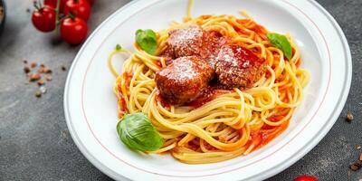 pasta gehaktbal spaghetti tomaat saus geraspt Parmezaanse kaas kaas schotel maaltijd voedsel tussendoortje Aan de tafel kopiëren ruimte voedsel achtergrond rustiek top visie foto