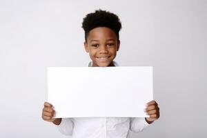 gelukkig zwart scholl jongen Holding blanco wit banier teken, geïsoleerd studio portret. ai gegenereerd foto