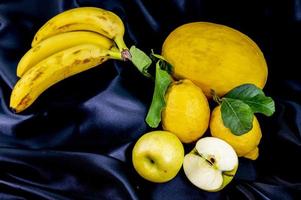 geel fruit op een zwarte achtergrond foto