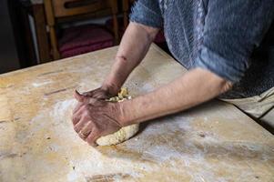 grootmoeder die zelfgemaakte pasta maakt foto