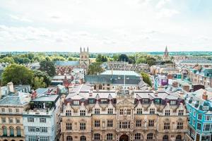 oxford, Verenigd Koninkrijk - 29 augustus 2019 - hoge hoekmening van de hoofdstraat van oxford foto