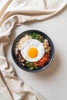 Koreaanse pittige salade met rijst - traditioneel Koreaans eten, bibimbap foto