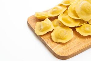 traditionele italiaanse ravioli pasta op witte achtergrond foto