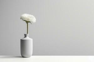 een monochromatisch fotograaf van een single bloem in een minimalistische vaas tegen een duidelijk achtergrond. generatief ai foto