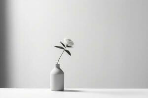 een monochromatisch fotograaf van een single bloem in een minimalistische vaas tegen een duidelijk achtergrond. generatief ai foto