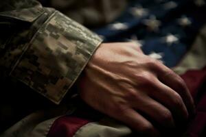 een dichtbij - omhoog foto van een Amerikaans soldaat hand- Holding een gevouwen Amerikaans vlag, vertegenwoordigen eer en offer. generatief ai