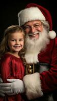 een de kerstman claus en weinig meisje staat geïsoleerd Aan een rood achtergrond. foto