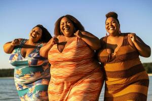 een groep foto van verschillend plus grootte Dames in elegant zwemkleding genieten van een dag Bij de strand. generatief ai