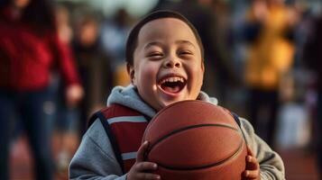 weinig jongen met naar beneden syndroom Holding een basketbal foto