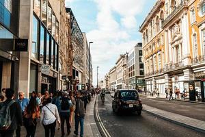 londen, engeland -2 sep 2019 - het beroemde oxford-circus met oxford street en regent street op een drukke dag foto