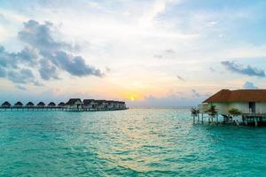 prachtige tropische Malediven resorthotel en eiland met strand en zee foto