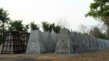 talrijk beton pijler bases, welke waren gebouwd door cement gieten in een staal doos en bekleed omhoog in rijen. foto
