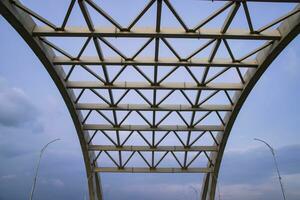 de metaal structuur ontwerp van de brug bovenste onder de blauw lucht in Bangladesh foto