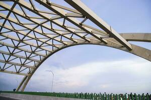 de metaal structuur ontwerp van de brug bovenste onder de blauw lucht in Bangladesh foto