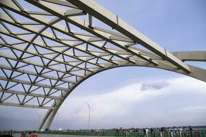 de metaal structuur ontwerp van de brug bovenste onder de blauw lucht in Bangladesh foto