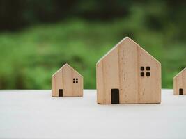 concept van verkoop een huis. model- huis Aan een natuur achtergrond. echt landgoed middel aanbod huis, eigendom verzekering en veiligheid, betaalbaar behuizing concepten, huis verzekering makelaar middel foto