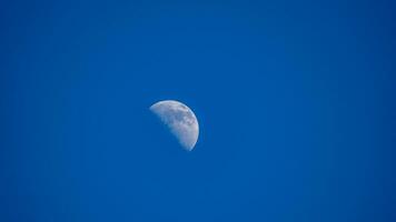 halve maan in de blauwe lucht foto