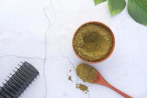 de houten kom met gerehydrateerde henna power op tafel foto