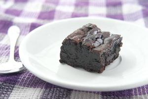 plakje zelfgemaakte brownie op bord op tafel foto