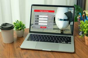 zoeken online reservering vlak ticket vakantie Aan laptop. reservering vlucht reizen vakantie online. foto