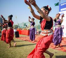 nieuw Delhi, Indië - juli 01 2023 - bharathanatyam Indisch klassiek odissi dansers het uitvoeren van Bij fase. mooi Indisch meisje dansers in de houding van Indisch dans. Indisch klassiek dans bharatanatyam foto