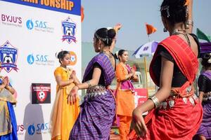 nieuw Delhi, Indië - juli 01 2023 - bharathanatyam Indisch klassiek odissi dansers het uitvoeren van Bij fase. mooi Indisch meisje dansers in de houding van Indisch dans. Indisch klassiek dans bharatanatyam foto