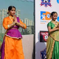 nieuw Delhi, Indië - juli 01 2023 - bharathanatyam Indisch klassiek odissi dansers het uitvoeren van Bij fase. mooi Indisch meisje dansers in de houding van Indisch dans. Indisch klassiek dans bharatanatyam foto