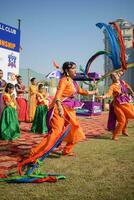 nieuw Delhi, Indië - juli 01 2023 - bharathanatyam Indisch klassiek odissi dansers het uitvoeren van Bij fase. mooi Indisch meisje dansers in de houding van Indisch dans. Indisch klassiek dans bharatanatyam foto