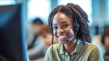 Afrikaanse jong vrouw met koptelefoon in telefoontje centrum, gemaakt met generatief ai foto