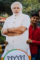 nieuw Delhi, Indië - juni 16 2023 - eerste minister narendra modi besnoeiing uit gedurende bjp weg show, de standbeeld van p.m modi terwijl Bijwonen een groot verkiezing rally in de hoofdstad foto