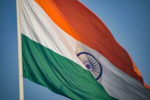 indiase vlag hoog op connaught plaats met trots in blauwe lucht, indiase vlag wapperen, indiase vlag op onafhankelijkheidsdag en republiek dag van india, tilt-up shot, wuivende indische vlag, har ghar tiranga foto