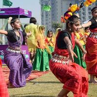 nieuw Delhi, Indië - juli 01 2023 - bharathanatyam Indisch klassiek odissi dansers het uitvoeren van Bij fase. mooi Indisch meisje dansers in de houding van Indisch dans. Indisch klassiek dans bharatanatyam foto