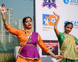 nieuw Delhi, Indië - juli 01 2023 - bharathanatyam Indisch klassiek odissi dansers het uitvoeren van Bij fase. mooi Indisch meisje dansers in de houding van Indisch dans. Indisch klassiek dans bharatanatyam foto