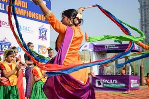 nieuw Delhi, Indië - juli 01 2023 - bharathanatyam Indisch klassiek odissi dansers het uitvoeren van Bij fase. mooi Indisch meisje dansers in de houding van Indisch dans. Indisch klassiek dans bharatanatyam foto