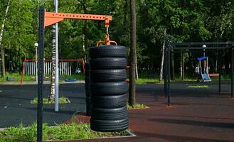 stedelijk sport- grond met gewicht opleiding en oefening uitrusting voor sport. sport- en recreatie Oppervlakte. leeg sport- grond buitenshuis training in een park. foto