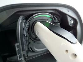 ev auto, elektrisch auto opladen met groen licht indicator foto