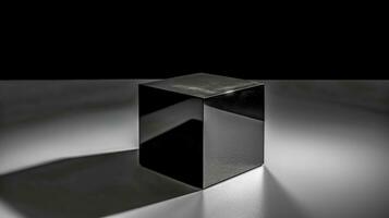 donker glas kubus weerspiegelt licht en creëert meetkundig schaduwen, gemaakt met generatief ai foto