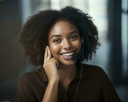 portret van de mooi zwart vrouw aan het doen bedrijf telefoon telefoongesprek, gemaakt met generatief ai foto