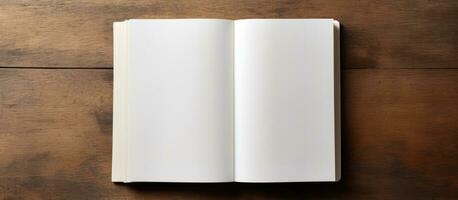 foto van een Open boek Aan een houten tafel met genoeg van ruimte voor schrijven of doodling met kopiëren ruimte