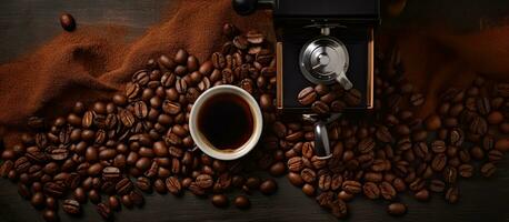 foto van een kop van vers gebrouwen koffie met koffie bonen Aan de kant met kopiëren ruimte