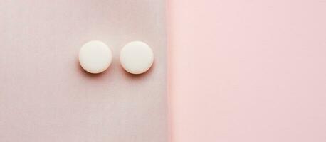 foto van twee wit eieren Aan een levendig roze muur met uitgebreid leeg ruimte voor tekst of ontwerp met kopiëren ruimte