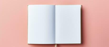 foto van een Open notitieboekje Aan een roze achtergrond met genoeg van ruimte naar schrijven of trek met kopiëren ruimte
