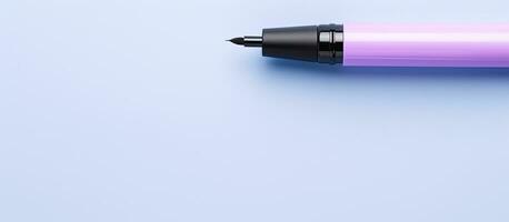 foto van een Purper pen Aan een blauw oppervlakte met genoeg van ruimte voor tekst of ontwerp elementen met kopiëren ruimte
