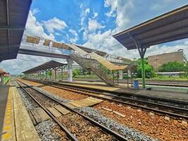 een trein station met een platform en een trein bijhouden foto